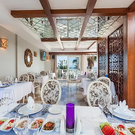 Hotel Bella &